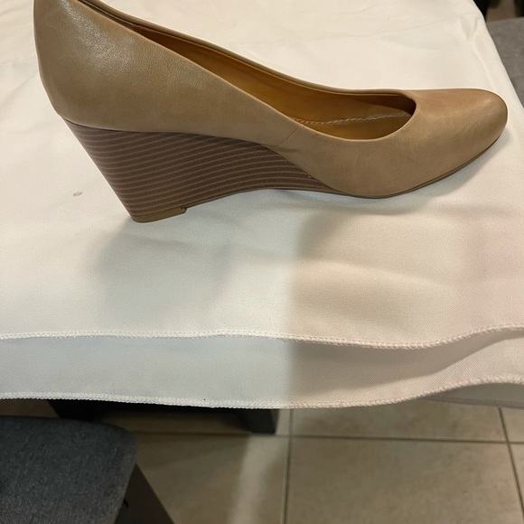 A.N.A. A New Approach Tan Leather Wedge Heel Closed Toe Shoes Women Size 9 M - Picture 2 of 4